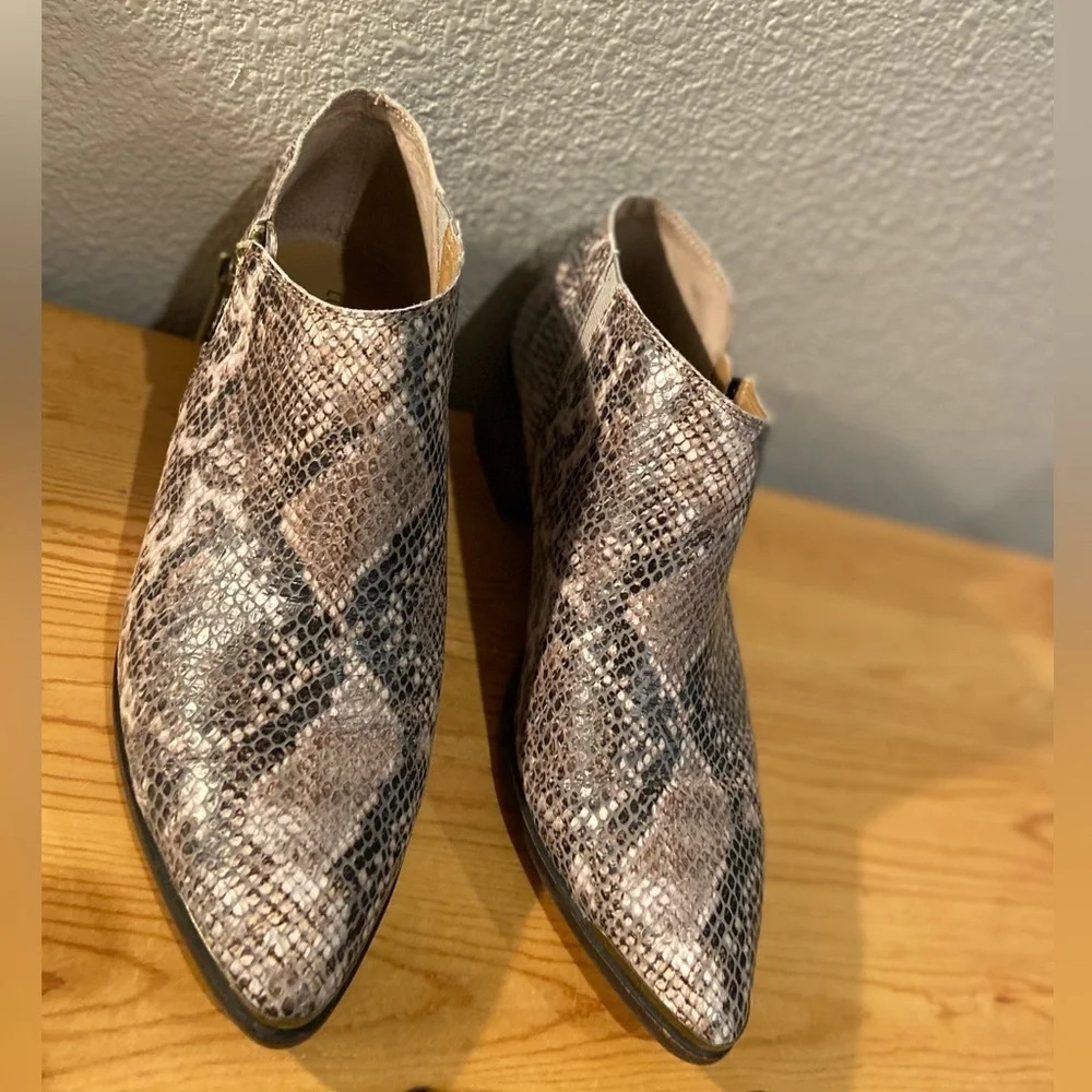 Lucky Brand~Neutral~Snakeskin Print~Pointed Toe~Block Heel~Ankle Booties~Size 10
